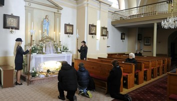 Katolíci si cez deň spomínajú na mŕtveho Krista, večer slávia veľkonočnú vigíliu