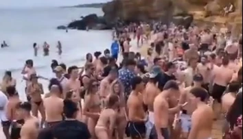 VIDEO: Polícia rozpustila nelegálnu párty s viac ako sto ľuďmi. Povolených je len 10 osôb