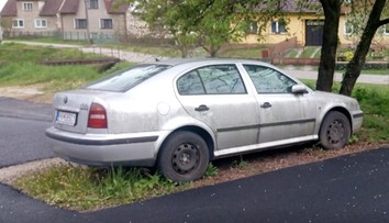V Trenčianskej Teplej ktosi spravil nechcený ostrovček. Komické parkovisko baví internet