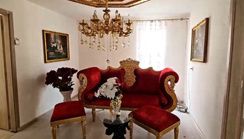 Osady na Spiši zaplavil luxus. Obyvatelia, ktorí pracujú v Anglicku, sa vracajú domov na prázdniny