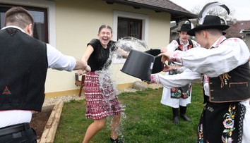 Veľkonočné zvyky a tradície. Etnologička prezradila, aký je význam šibačky a oblievačky