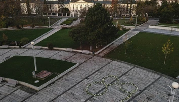 Iniciatíva Za Slušné Slovensko umiestnila na námestia viacerých miest tisícky kvetov