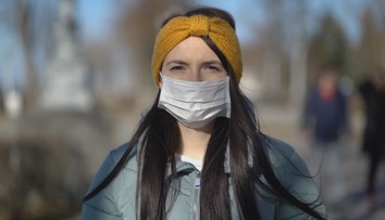 Pleť vníma rúško akoby bola noc, preto je potrebné zmeniť krémy