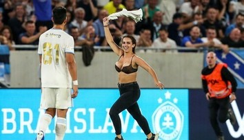 VIDEO: Pohľad pre bohov: Slovenka vybehla počas zápasu Slovana na trávnik len v podprsenke