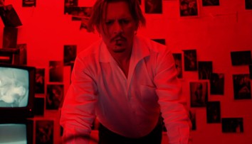 Veď toto už je porno. Johnny Depp si vo videoklipe užíva trojku