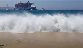 VIDEO: Výletná loď vyvolala pri gréckom ostrove obrovské vlny. Jedna z nich spláchla pláž aj s turistami