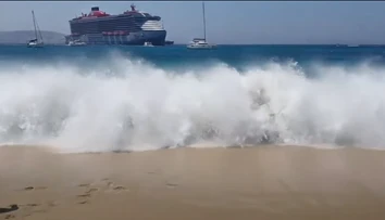 VIDEO: Výletná loď vyvolala pri gréckom ostrove obrovské vlny. Jedna z nich spláchla pláž aj s turistami