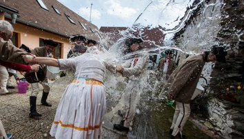 FOTOGALÉRIA: Na Veľkonočný pondelok to ženy schytali naprieč celým Slovenskom