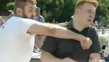 Rana päsťou od opilca: Redaktor to schytal počas živého vstupu