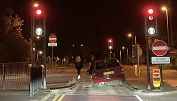 Vodiči v Británii sa sťažujú na cestné pasce, ktoré ničia autá. Úrady opatrenie obhajujú