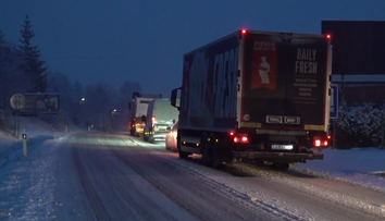 Kalamita na Gemeri. Na Soroške sa skrížili kamióny, v kolónach uviazli autá, autobusy aj posypové vozidlá