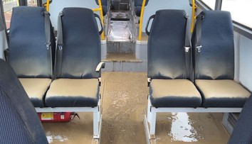 Záplavy na Kysuciach potrápili autobusového dopravcu. Vozidlá plné blata sa snažia dať do prevádzky