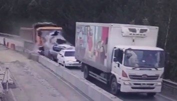 VIDEO: Plne naložený nákladiak na diaľnici rozdrvil viacero áut, štyri osoby zahynuli