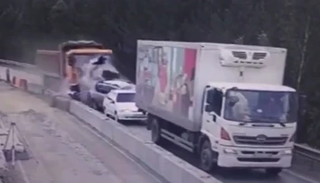 VIDEO: Plne naložený nákladiak na diaľnici rozdrvil viacero áut, štyri osoby zahynuli