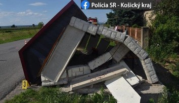 Na východe Slovenska vletelo auto do autobusovej zastávky, traja zranení