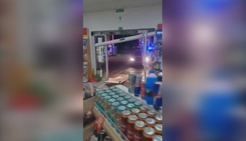 Opitý muž v Dolnom Kubíne prepadol benzínku. S autom vošiel dnu a ľuďom sa vyhrážal s nožmi v rukách