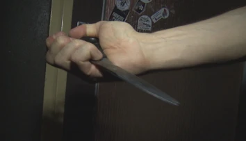 Matka nožnicami dobodala dcérinho staršieho priateľa. Vraj na ňu má zlý vplyv