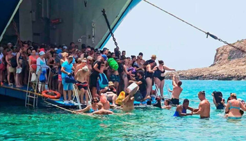 VIDEO: Bizarná situácia na populárnom gréckom ostrove. Po zákaze plošín ľudia musia skákať do vody