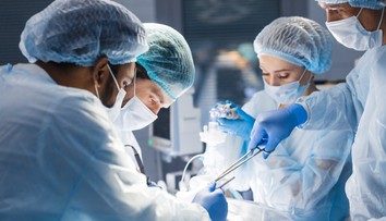 Chirurg cestou do práce zrazil cyklistu a nafúkal. Potom opitý zoperoval troch pacientov