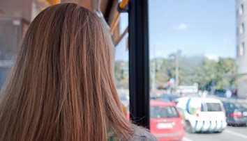 Revízor odhalil cestujúcu ženu bez lístka. Tá ho z prsníka ostriekala materským mliekom