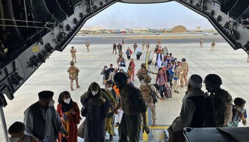 Afganka porodila dieťa na palube amerického evakuačného lietadla