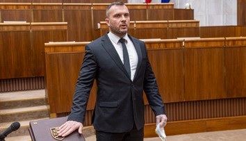 Ďalšie pochybné štúdium. Školiteľ poslanca Suju kandidoval za Republiku v komunálnych voľbách