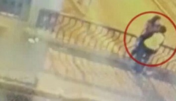 Bozk smrti na videu: Milenci spadli vo vášnivom objatí z mosta