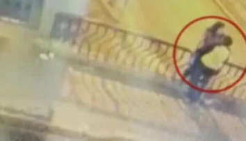 Bozk smrti na videu: Milenci spadli vo vášnivom objatí z mosta