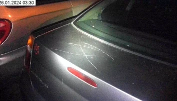 Opitý muž skákal po autách a kopal do nich. Nič zlé som nerobil, obhajoval sa