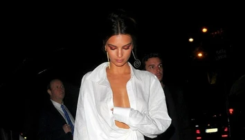Emily Ratajkowski opäť vetrala výstrih. Radšej si ale mala dať podprsenku