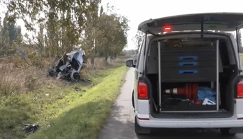 Cez obec prefrčal a kúsok za ňou napálil čelne do stromu. Pri Michalovciach prišiel o život mladý vodič