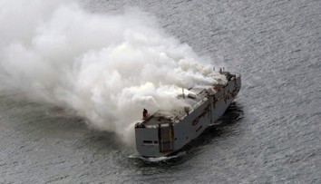 Poškodenú loď, na ktorej horeli autá, odtiahnu do prístavu