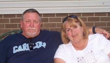 Manželmi boli 50 rokov. Zomreli na koronavírus vedľa seba, držiac sa za ruky