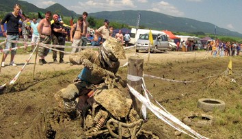 Svedok opísal desivé detaily po zrážke motorky, ktorá vpálila do detí, dievča (10) prevážal vrtuľník