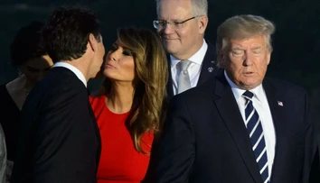 Fotka, ktorá dráždi fantáziu: Medzi Melaniou Trumpovou a Justinom Trudeaoum to poriadne iskrilo