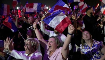 Krajná pravica porazila Macrona, Francúzi sa búria. Aké sú priority víťaznej strany Národné združenie
