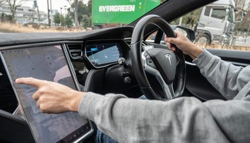 Pre útoky v Červenom mori meškajú súčiastky, jeden z výrobcov elektromobilov pozastavuje výrobu