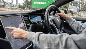 Pre útoky v Červenom mori meškajú súčiastky, jeden z výrobcov elektromobilov pozastavuje výrobu