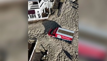 VIDEO: Pobrežie v USA zavalili nevábne nánosy morskej peny. Museli použiť snežné pluhy