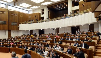 Ak niektorí z dnešných poslancov neuspeje vo voľbách, prilepší si o tisícky eur