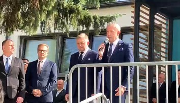 Robert Fico sa vrátil na miesto činu. V Handlovej platili mimoriadne bezpečnostné opatrenia