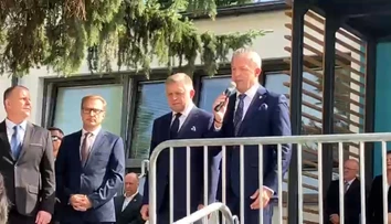 Robert Fico sa vrátil na miesto činu. V Handlovej platili mimoriadne bezpečnostné opatrenia