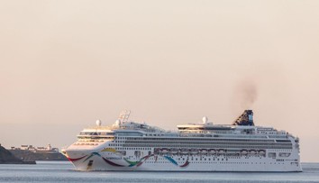 Výletná loď odplávala z ostrova bez ôsmich pasažierov. Tí ju teraz naháňajú po západnom pobreží Afriky