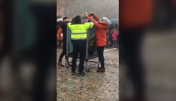 Majster únikov chcel napodobniť Houdiniho. Takmer sa utopil pred zrakmi stoviek ľudí