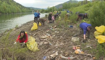 Nekončiaci príbeh. Dobrovoľníci opäť čistili Ružín, odpadom naplnili stovky vriec