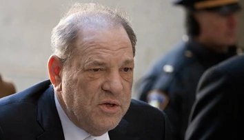 Bývalého amerického producenta Weinsteina previezli do Los Angeles, kde čelí ďalším obvineniam