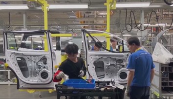 EÚ uvalí masívne clá na dovoz čínskych elektromobilov. Argumentuje znevýhodnením našich automobiliek