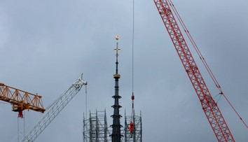 Z katedrály Notre-Dame v Paríži začali odstraňovať 600-tonové lešenie. Oficiálnu príčinu požiaru stále neurčili