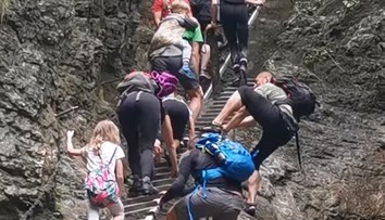 Drzí českí turisti nebezpečne predbiehali rodičov s deťmi na rebríkoch v Suchej Belej
