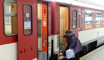 Vlak z Bratislavy meškal vyše hodiny. Cestujúca odmietla respirátor, zasiahnuť musela polícia